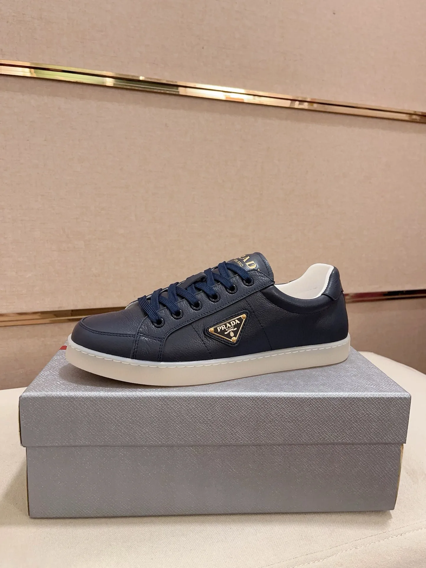 Men's shoes 💰 540💰 ✔️✔️✔️Higher version High-quality new PRADA (Prada) counters are launched at the same time. The new men's shoes and 😘 fabrics are made of high-tech glue-making technology. Lining: Full cowhide lining. 👍🏿 High-end ☄️ air-cushion molded anti-slip rubber outsole, exquisite lines, simple and elegant, comfortable and high-end for leisure travel. Code number: 38 to 44 (45 can be customized and cannot be returned or exchanged)
